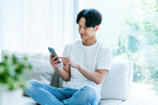 スマホを操作する男性