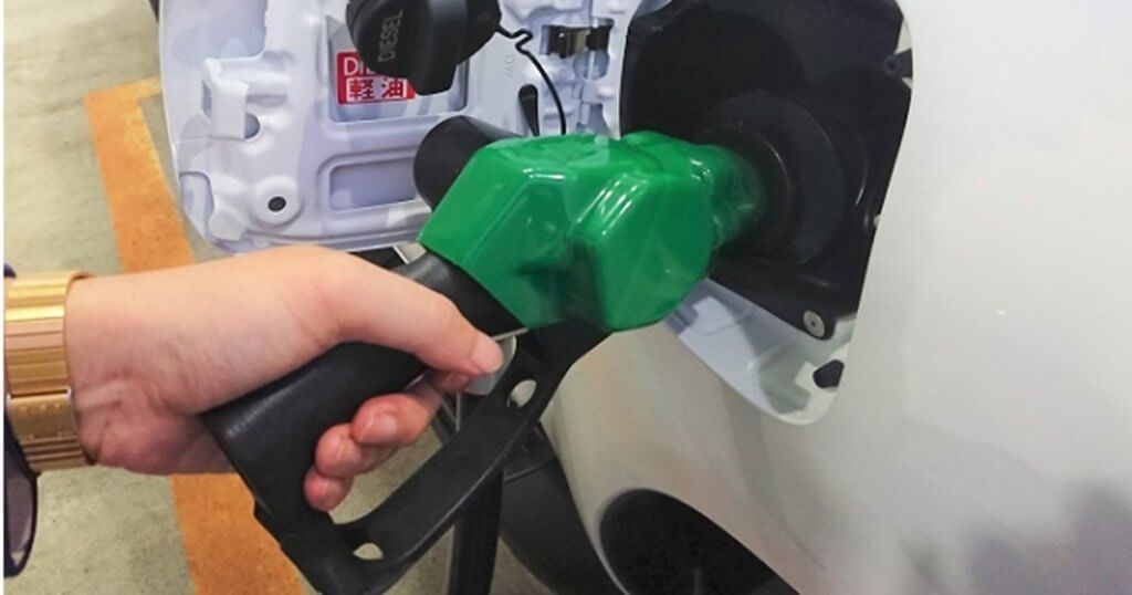 軽油をトラックに入れている手元