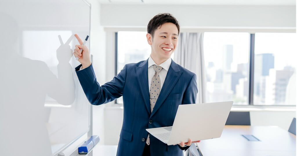 セミナー講師をしている男性