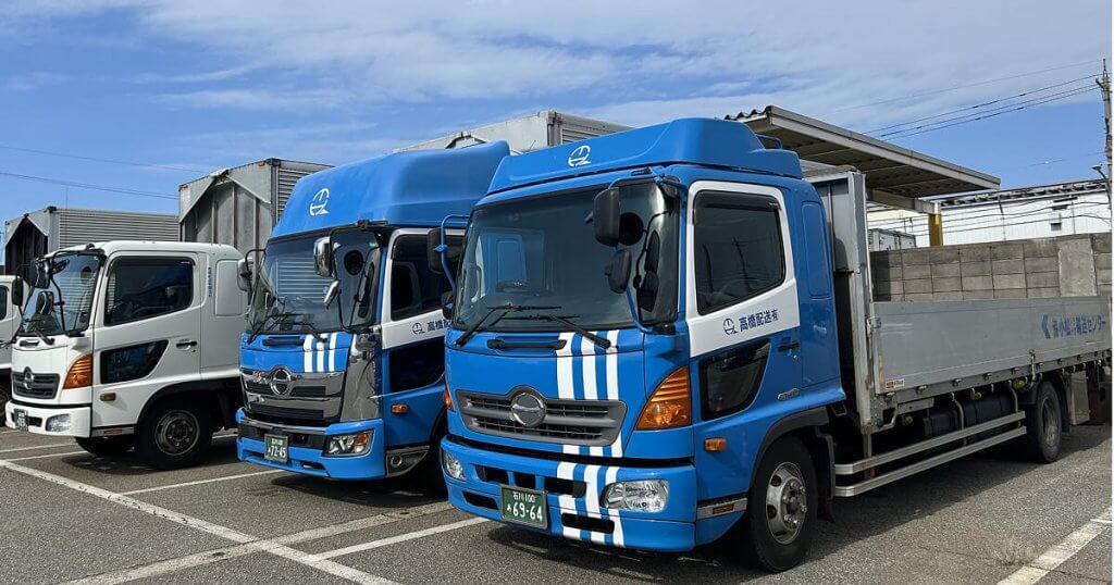 高橋配送の並んだトラック