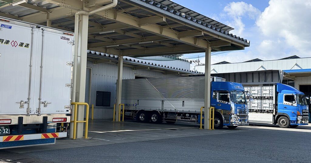 月津運送のトラック・倉庫