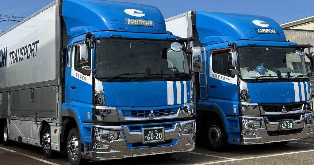 海老運輸のトラック2台