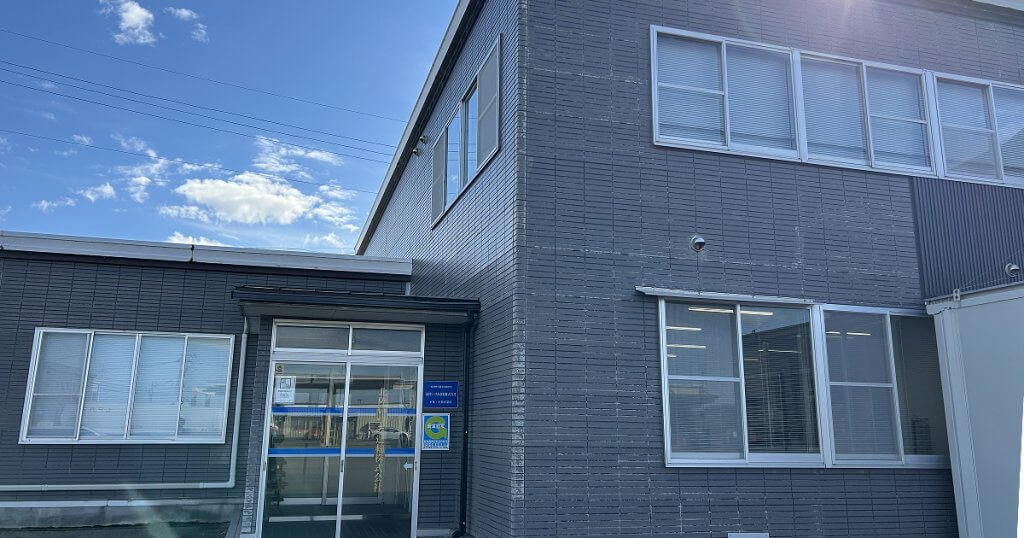 北陸いづみ運輸の社屋外観