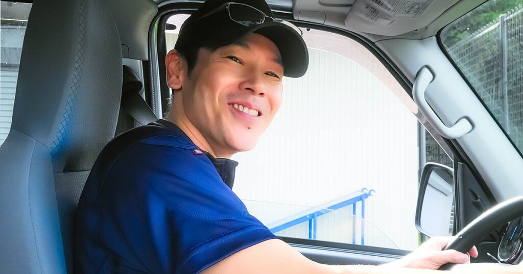 笑顔の男性ドライバー