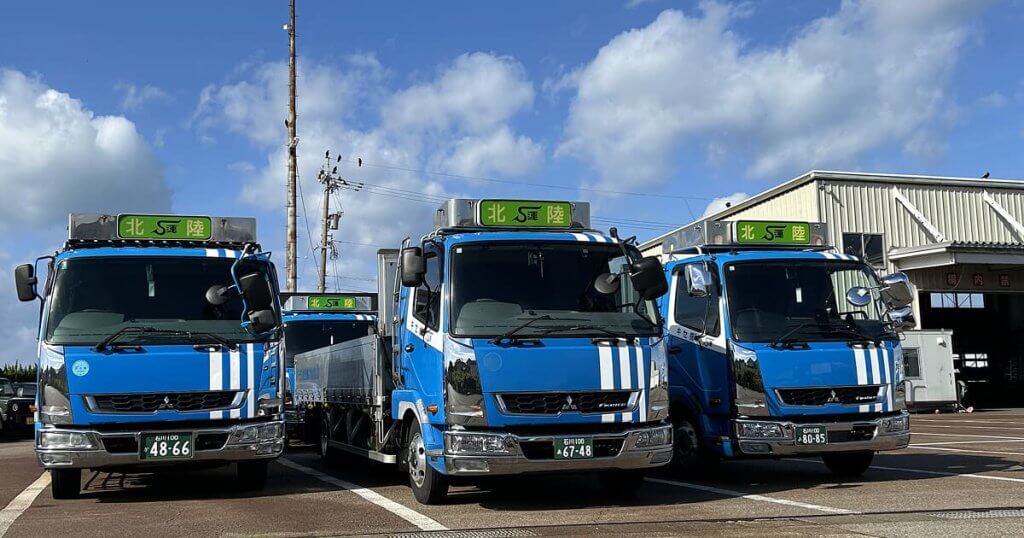 セキの並んでいるトラック