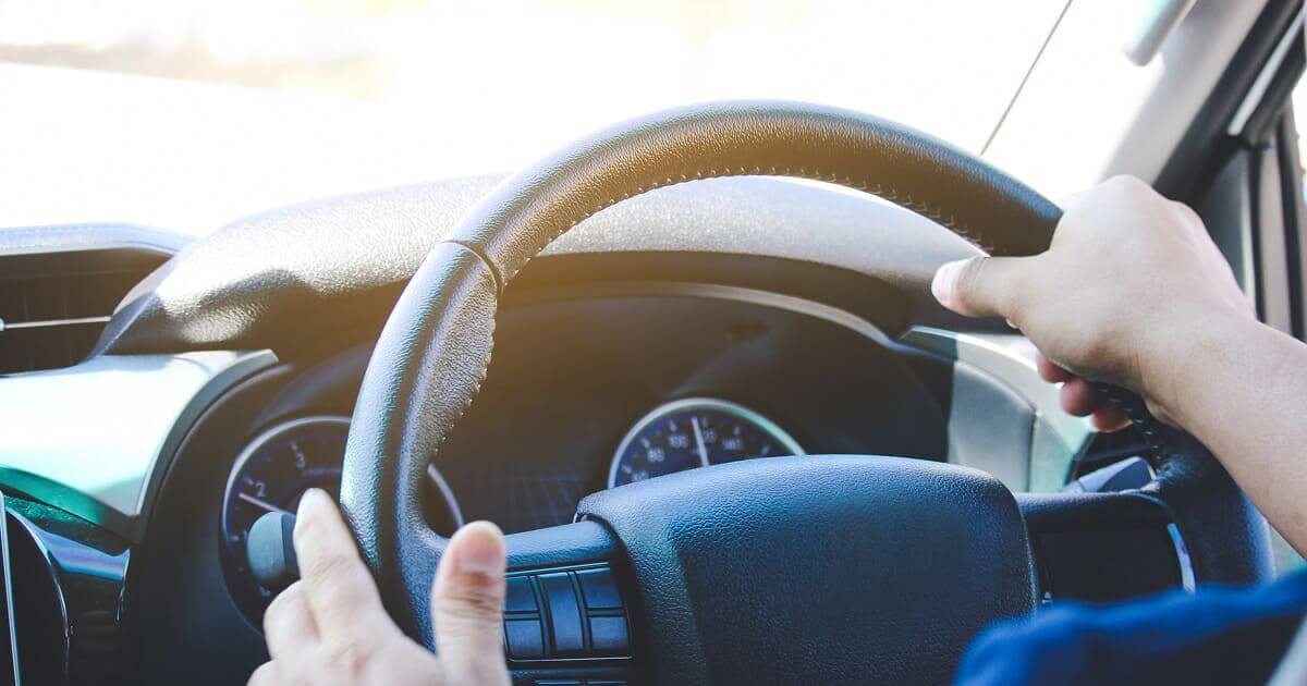 運転中のトラックのハンドル