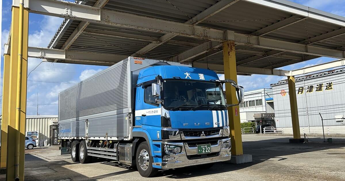 給油中のトラック